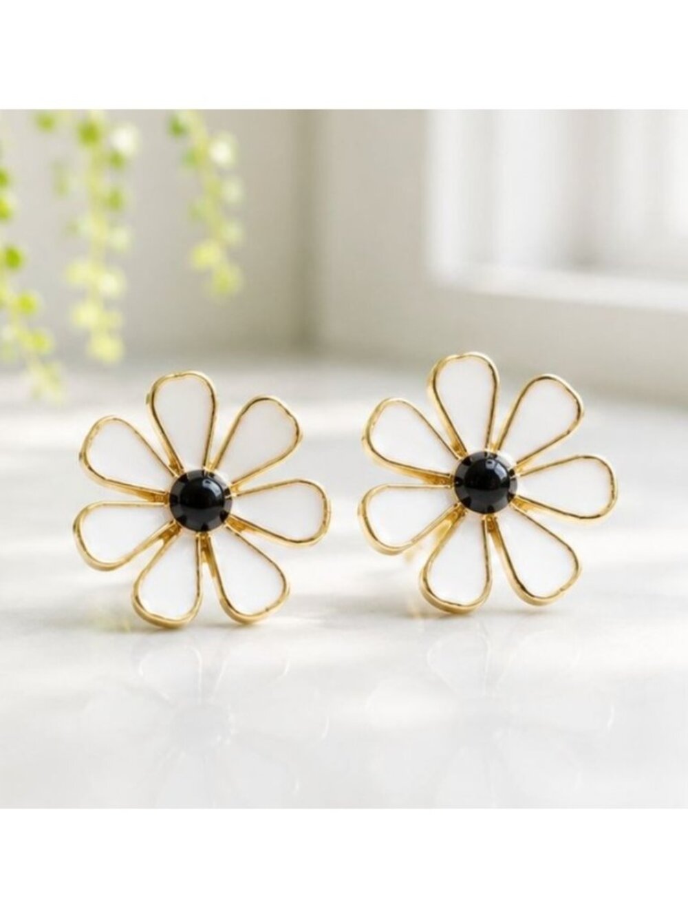 Gold-Tone Flower Stud Earrings With Black Center Retro Daisy Design Elegant Vint